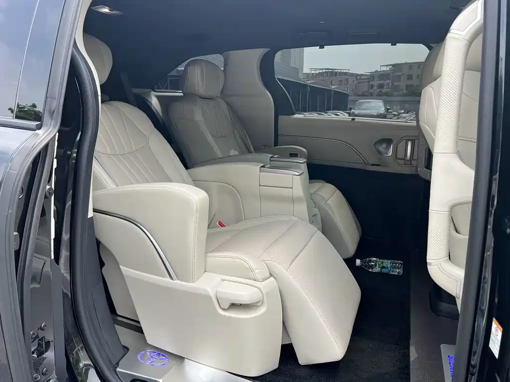 Toyota Sienna — миниатюра 16