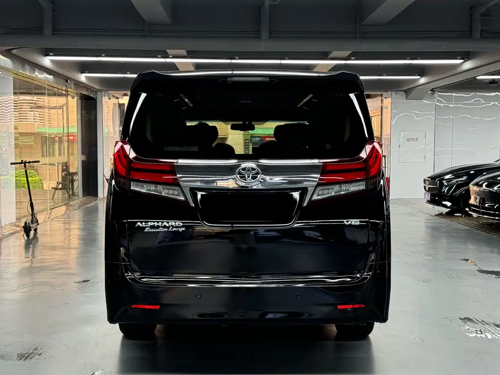 Toyota Alphard — миниатюра 11