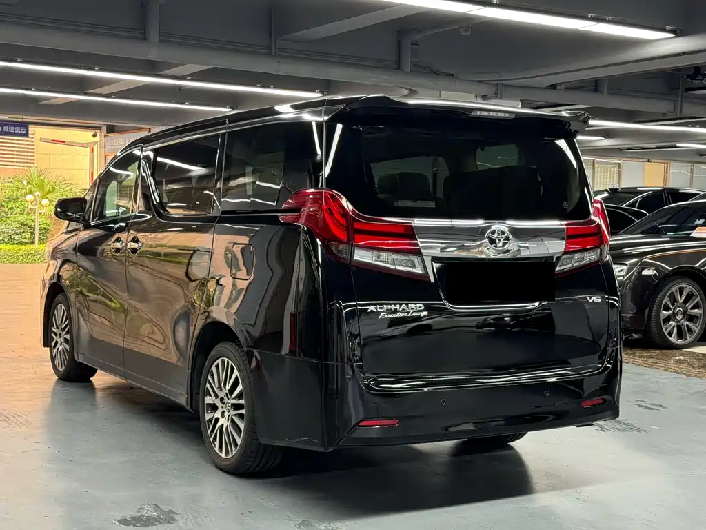 Toyota Alphard — миниатюра 10