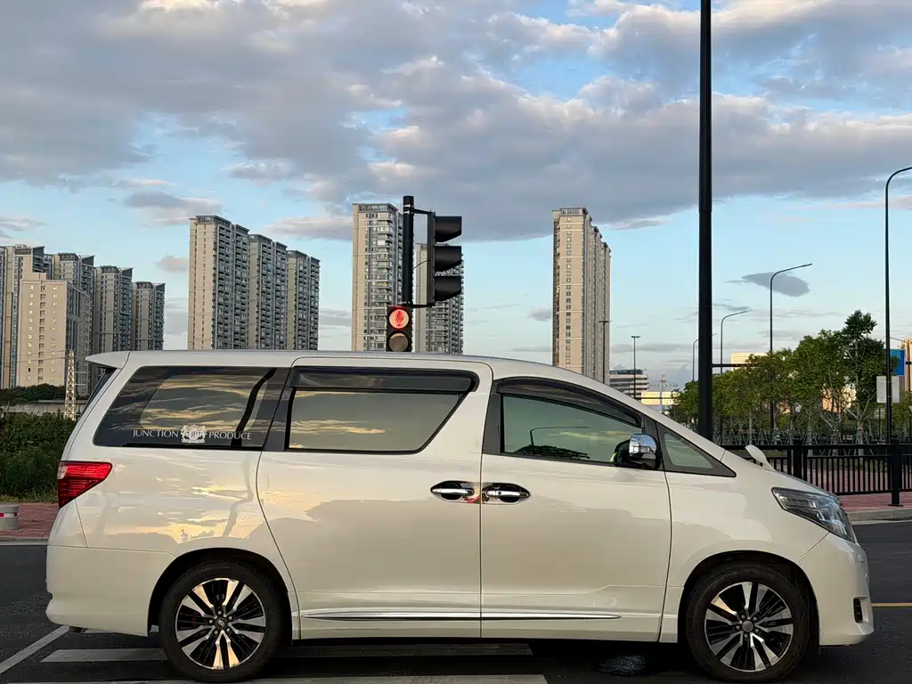 Toyota Alphard — миниатюра 4