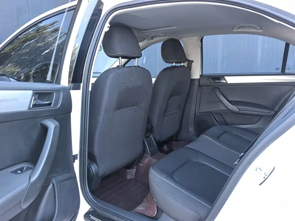 Skoda Rapid — миниатюра 10