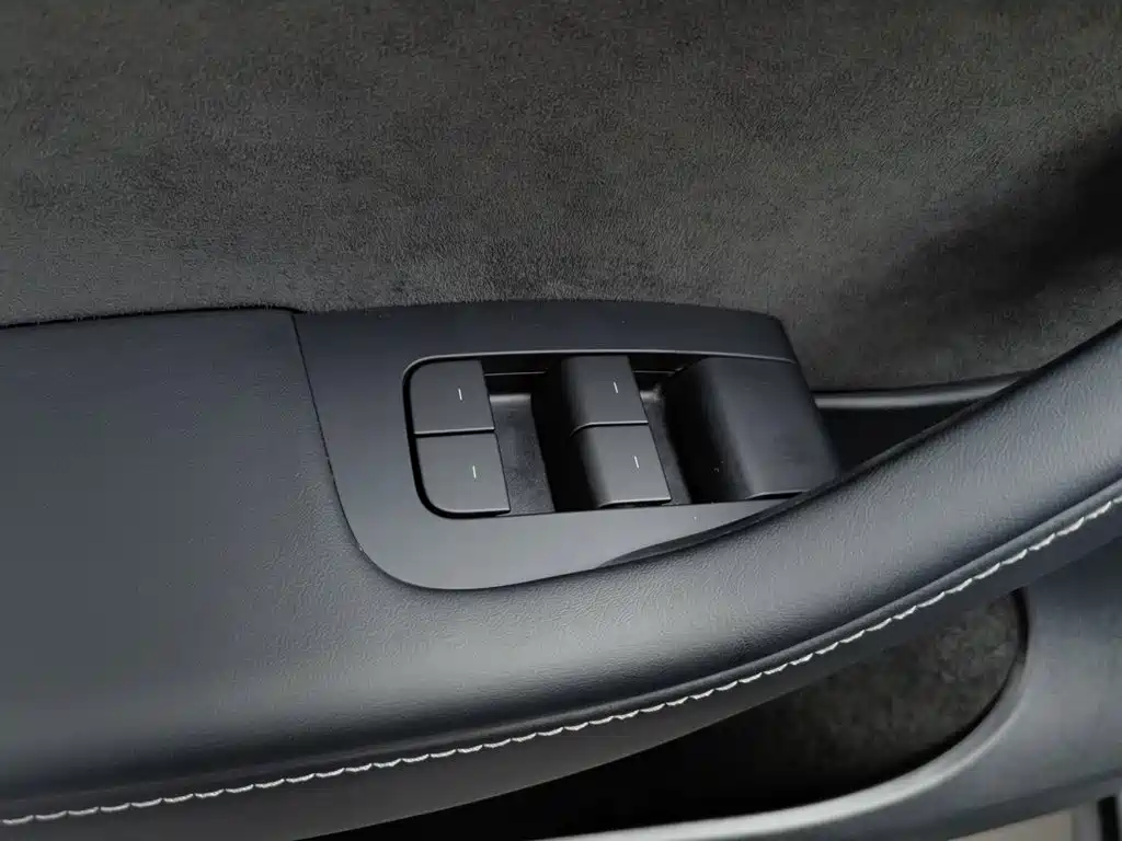 Tesla Model Y — миниатюра 9