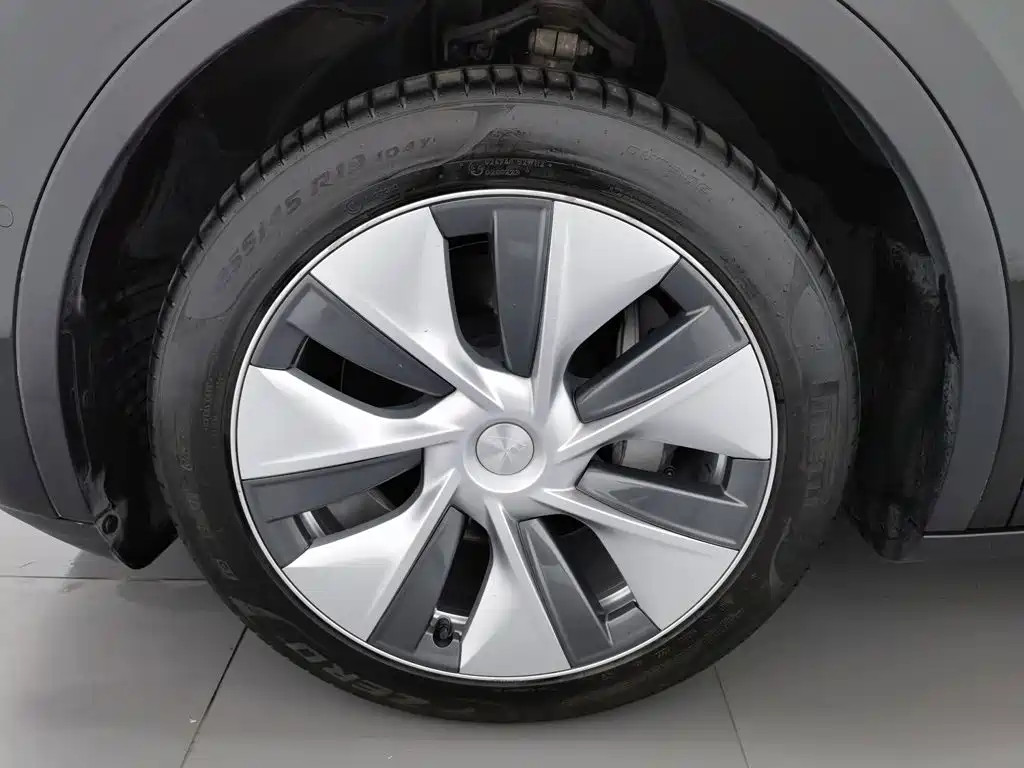 Tesla Model Y — миниатюра 17