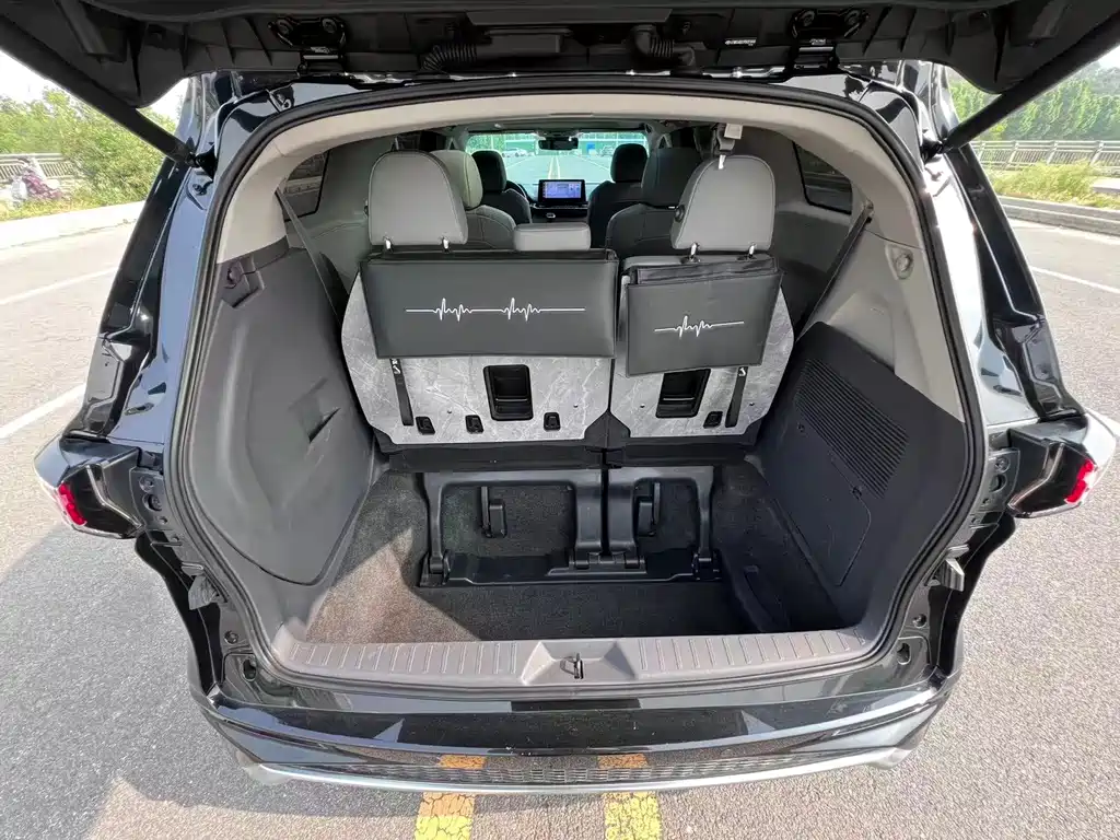 Toyota Granvia — миниатюра 14