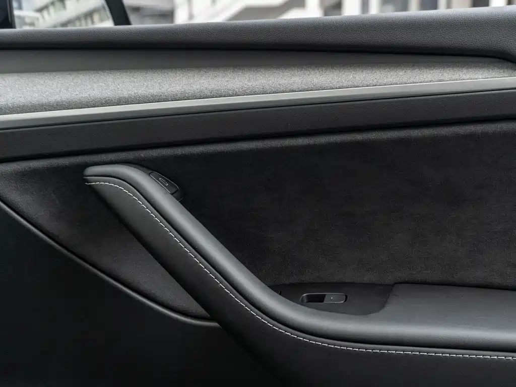 Tesla Model Y — миниатюра 15