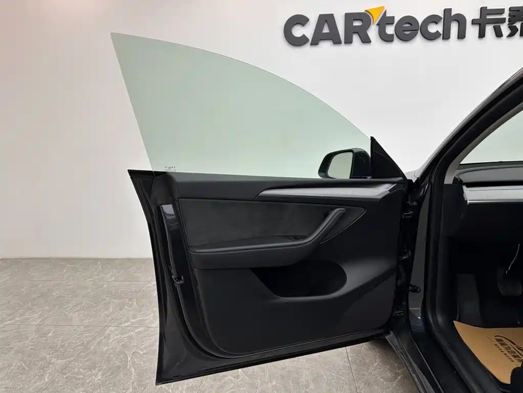Tesla Model Y — миниатюра 15