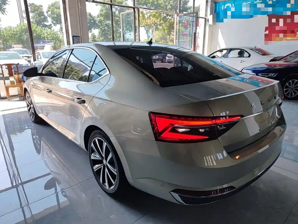 Skoda Superb — миниатюра 5