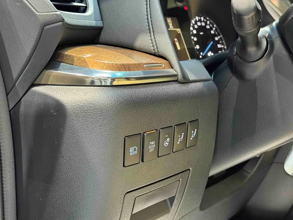 Toyota Alphard — миниатюра 21