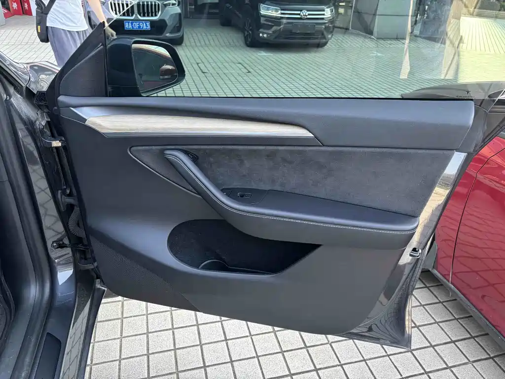 Tesla Model Y — миниатюра 4