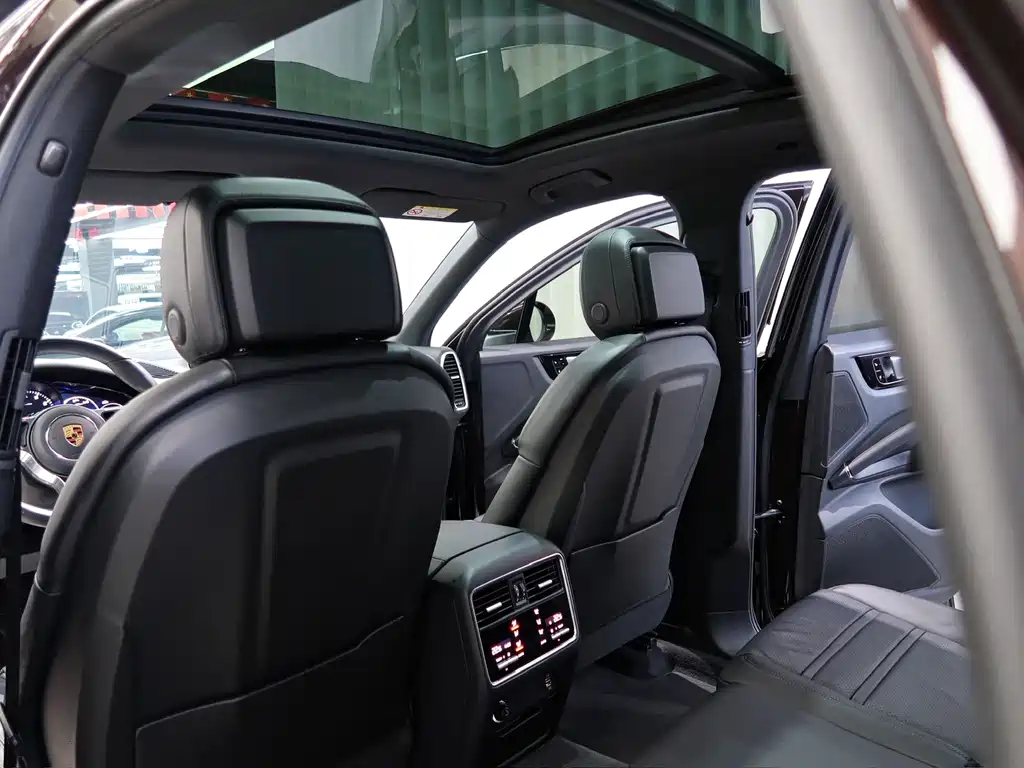 Porsche Cayenne — миниатюра 12