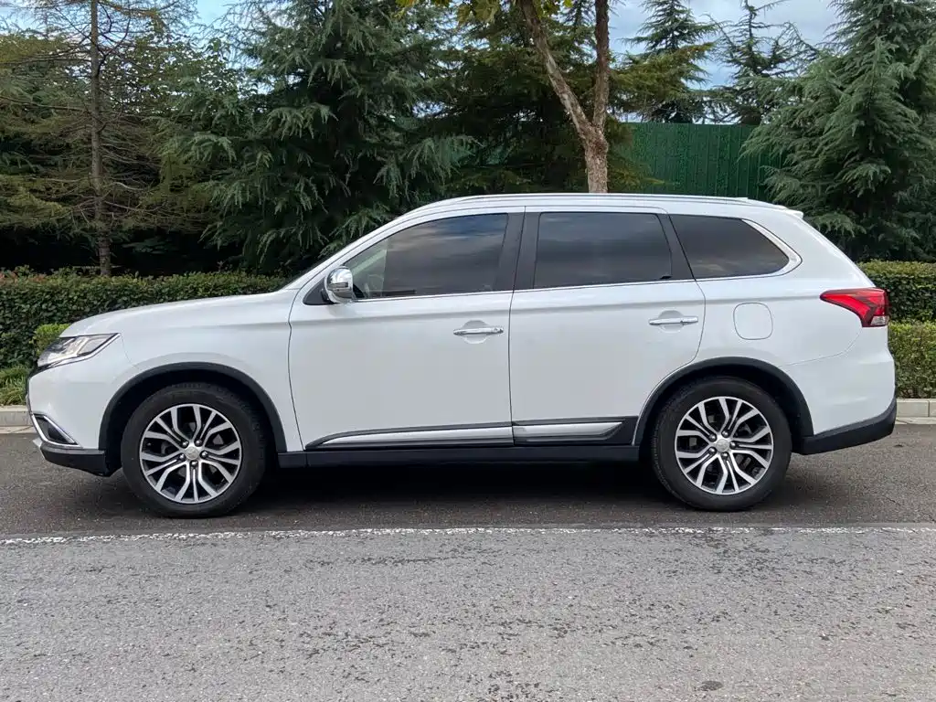 Mitsubishi Outlander — миниатюра 18