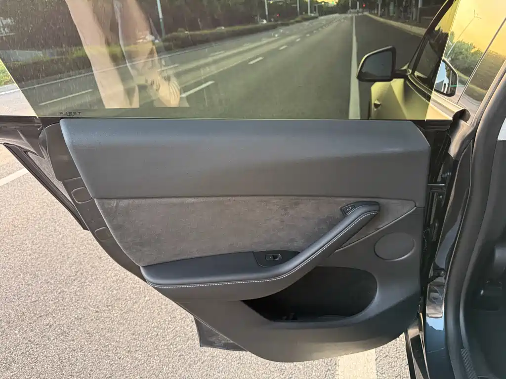 Tesla Model Y — миниатюра 12