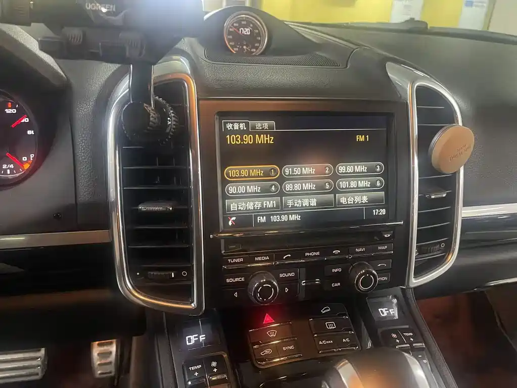Porsche Cayenne — миниатюра 10
