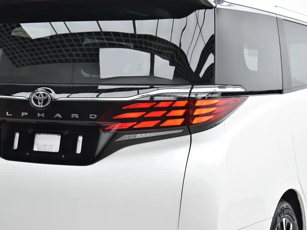 Toyota Alphard — миниатюра 29