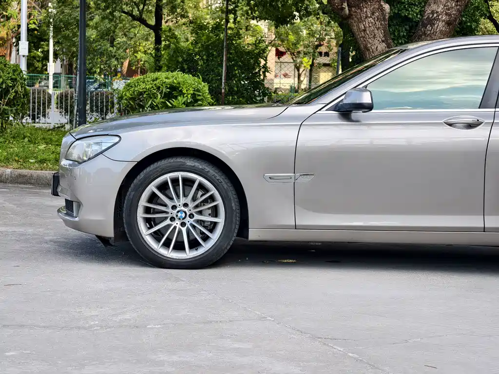 BMW 7 Series — миниатюра 5