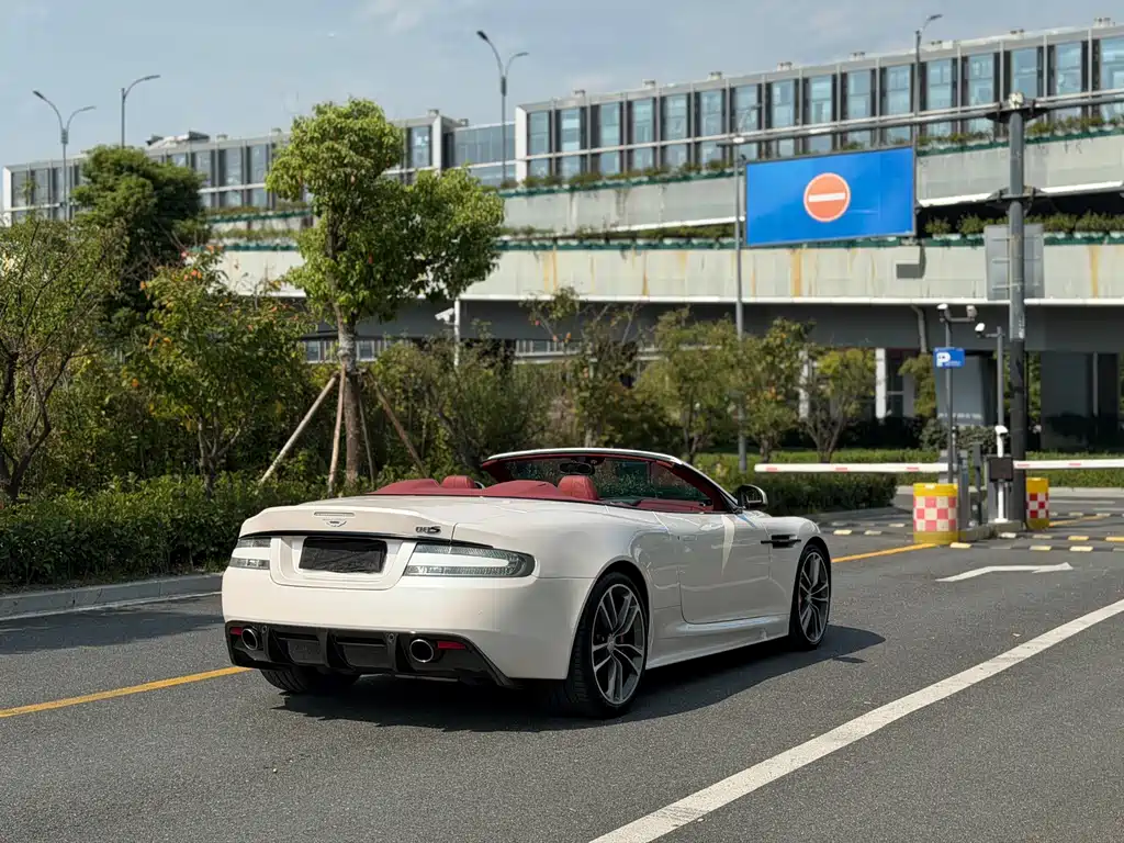 Aston Martin DBS — миниатюра 7