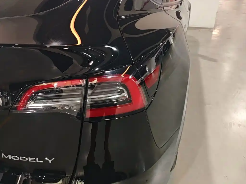 Tesla Model Y — миниатюра 8