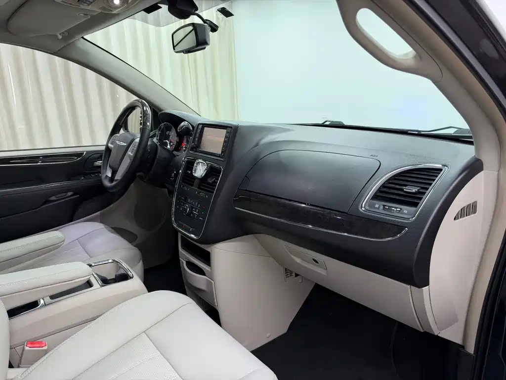 Chrysler Grand Voyager (Import) — миниатюра 12