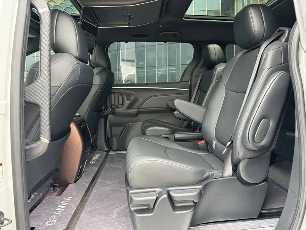 Toyota Granvia — миниатюра 14