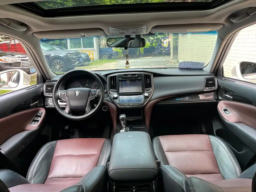Toyota Crown — миниатюра 6