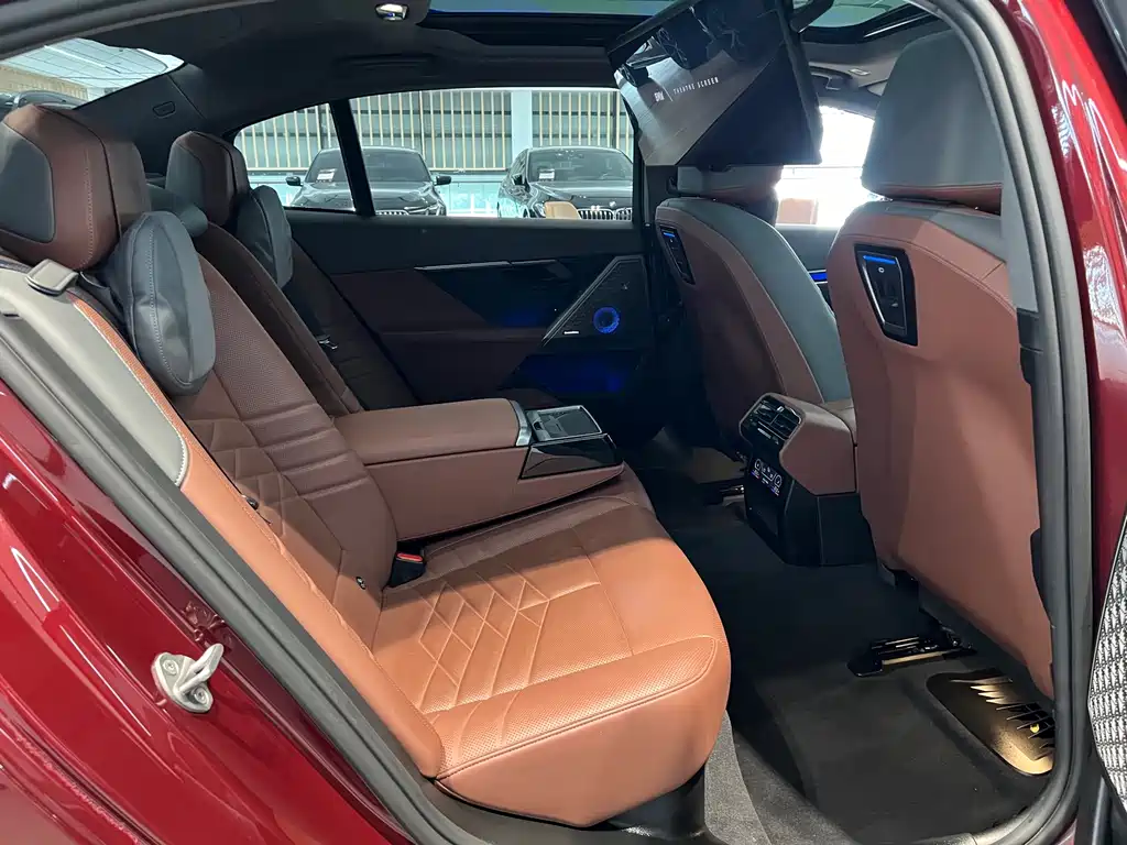 BMW 5 Series — миниатюра 8