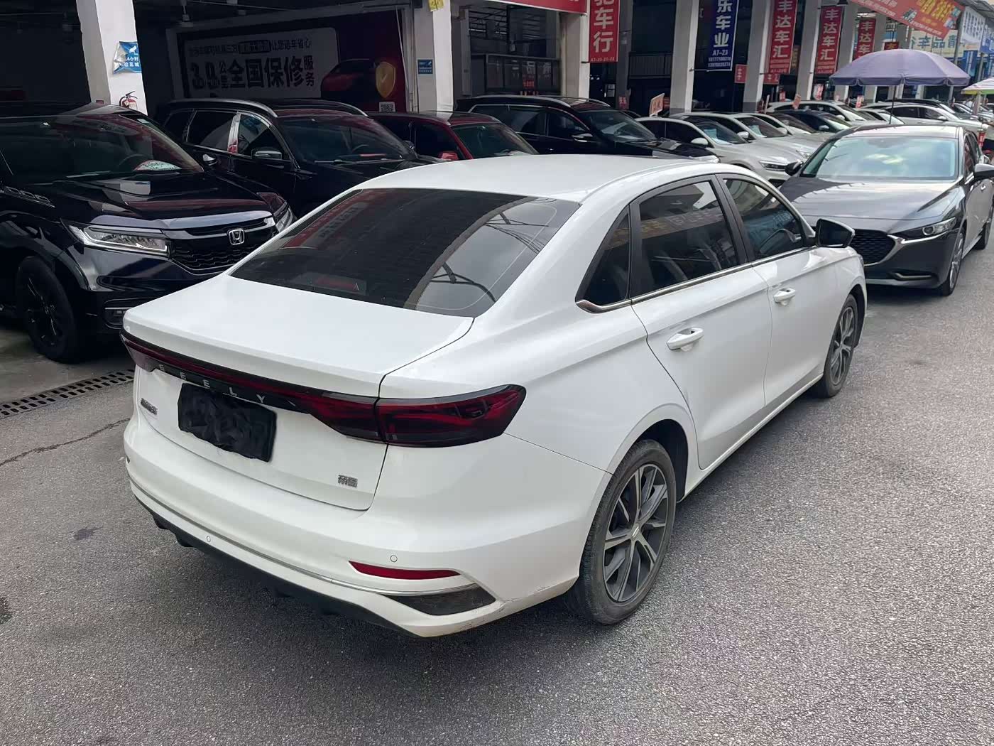 Geely Emgrand 1.5 л 2023 г. Белый, пробег 30000 км