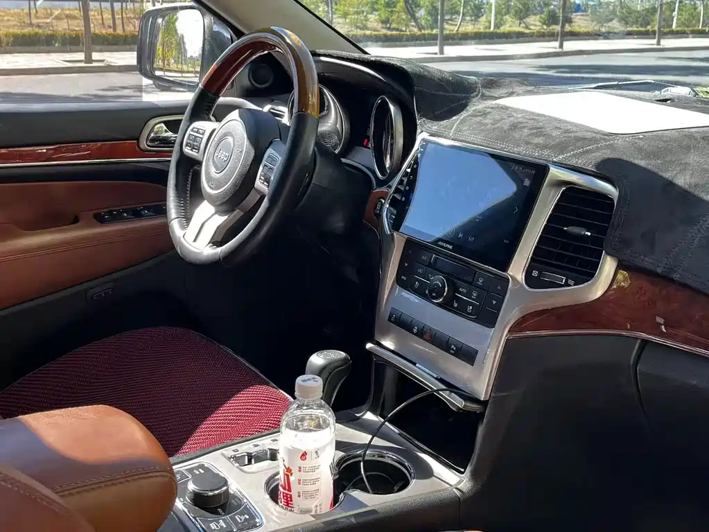 Jeep Grand Cherokee (Import) — миниатюра 18