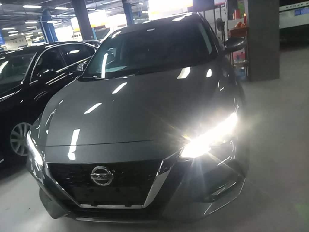 Nissan Sylphy 1.6 л 2023 г. Серебристо-серый, пробег 43000 км