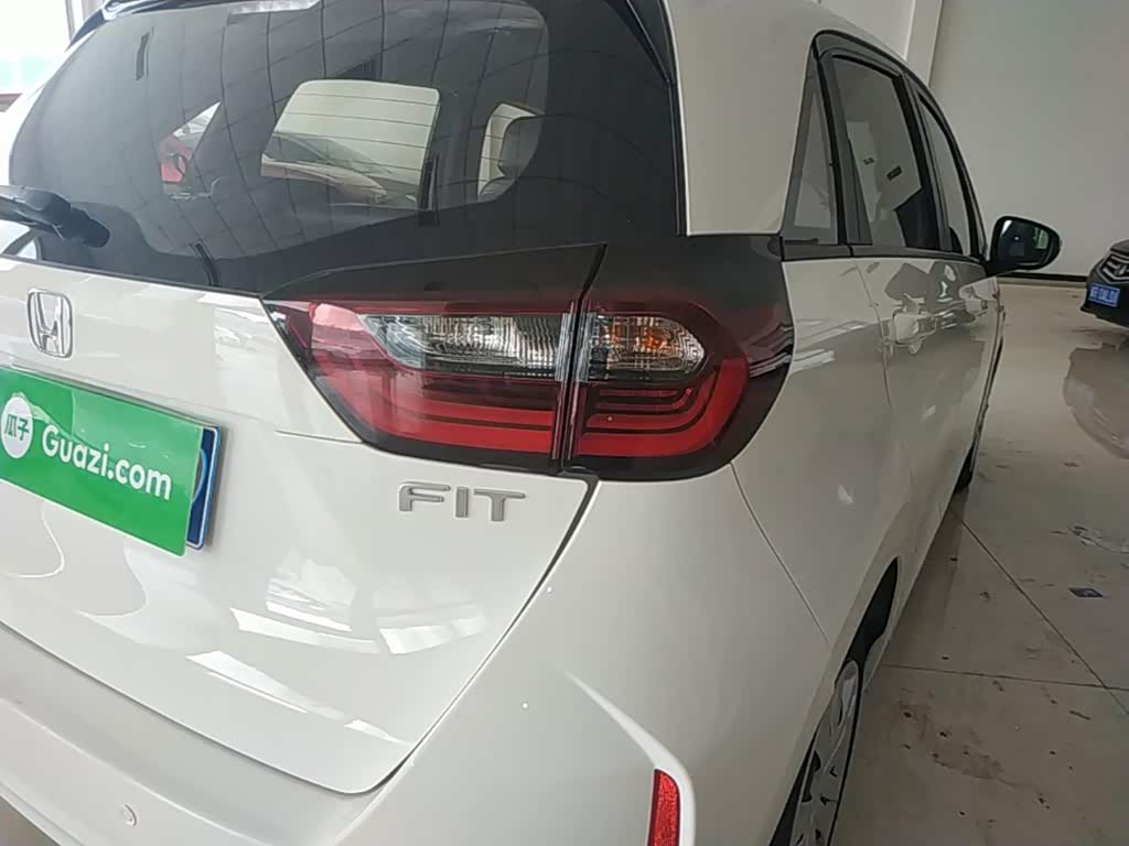 Honda Fit 1.5 л 2023 г. Белый, пробег 25200 км
