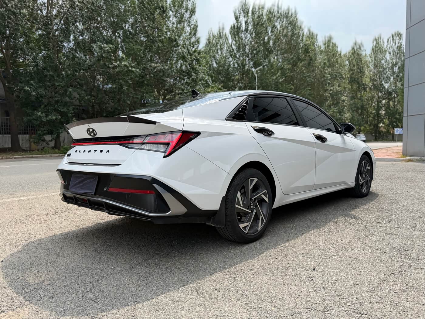 Hyundai Elantra 1.5 л 2024 г. Белый, пробег 33000 км
