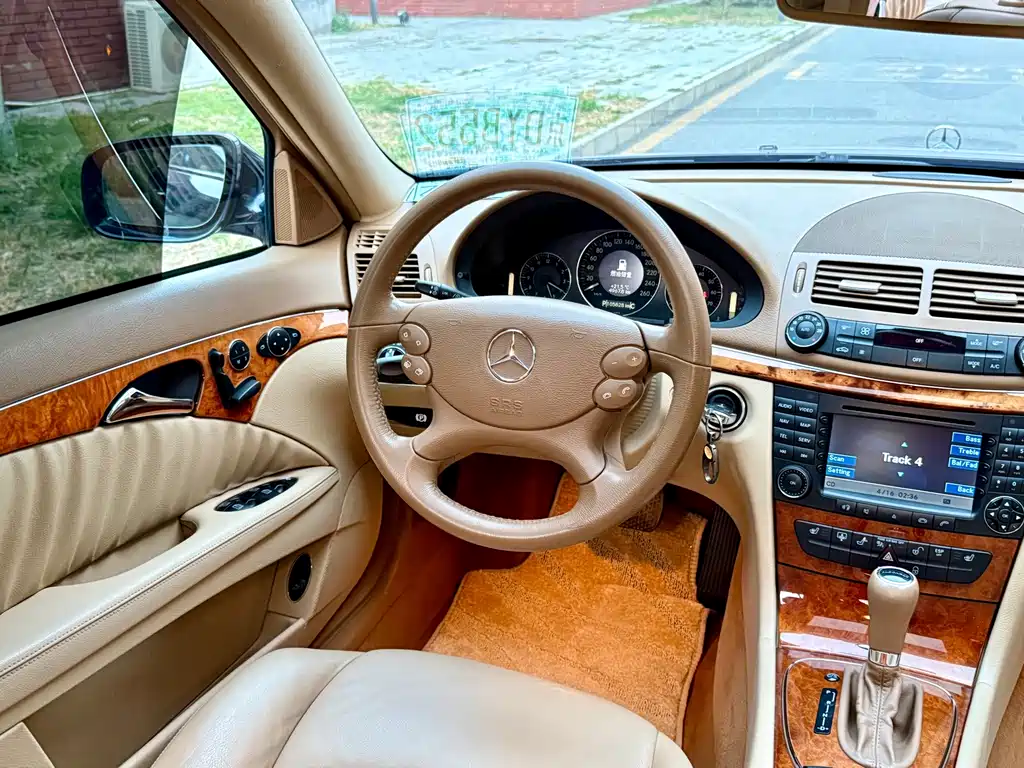 Mercedes-Benz E-Class — миниатюра 11
