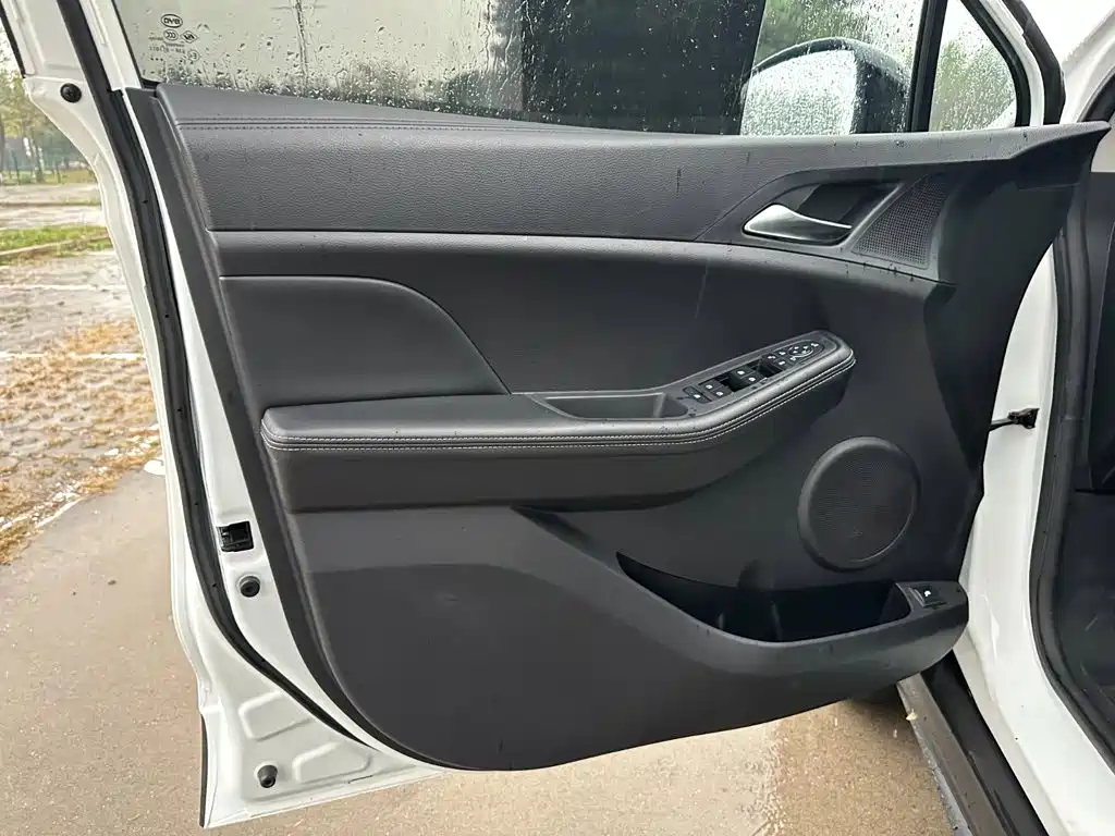 BYD Yuan EV — миниатюра 8