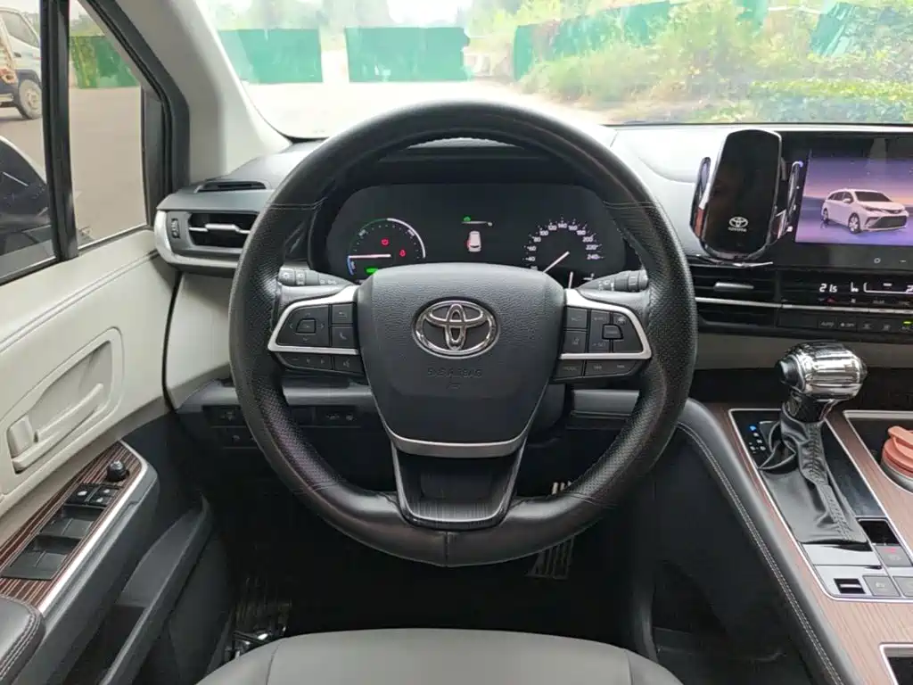 Toyota Granvia — миниатюра 11