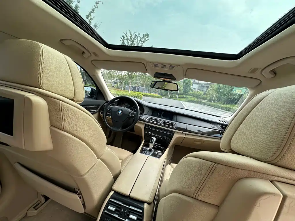 BMW 7 Series — миниатюра 11