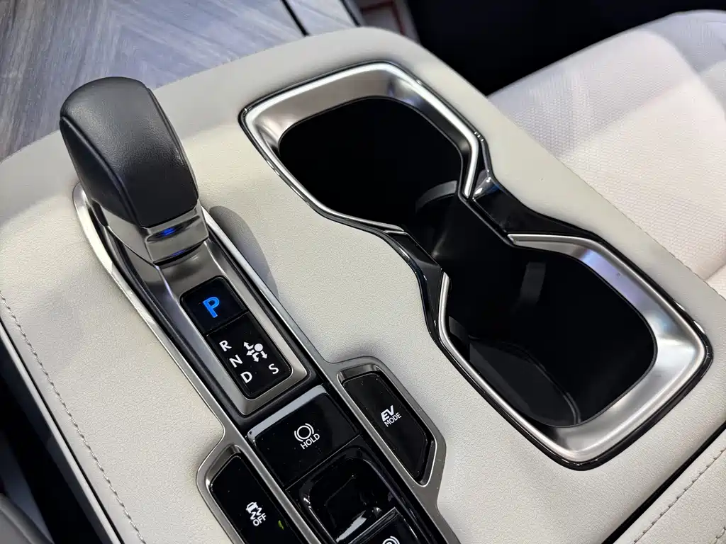 Lexus LM 500h 6-seat Distinguished Edition, фото 18