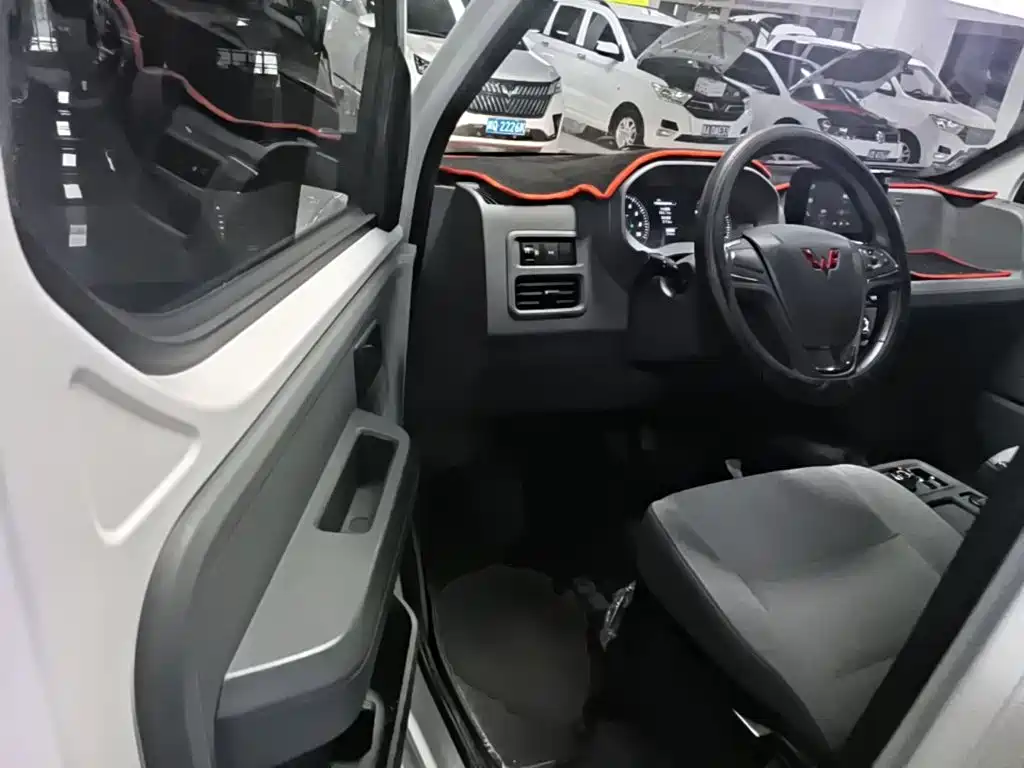 Wuling Yangguang — миниатюра 16