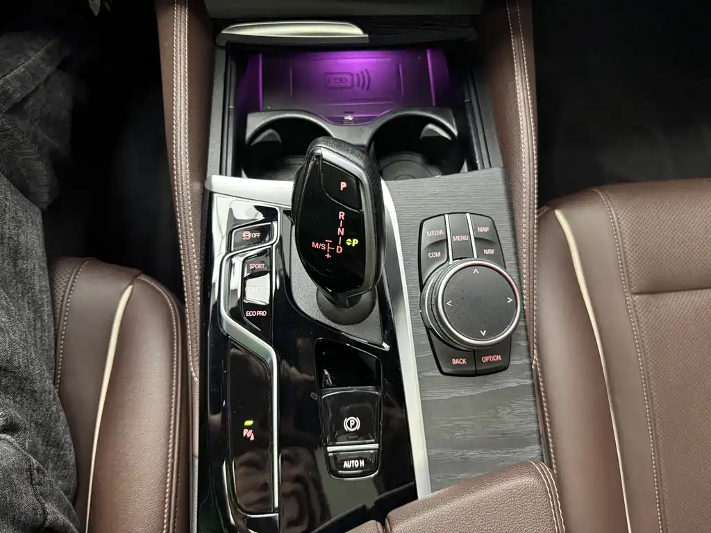 BMW 5 Series — миниатюра 9