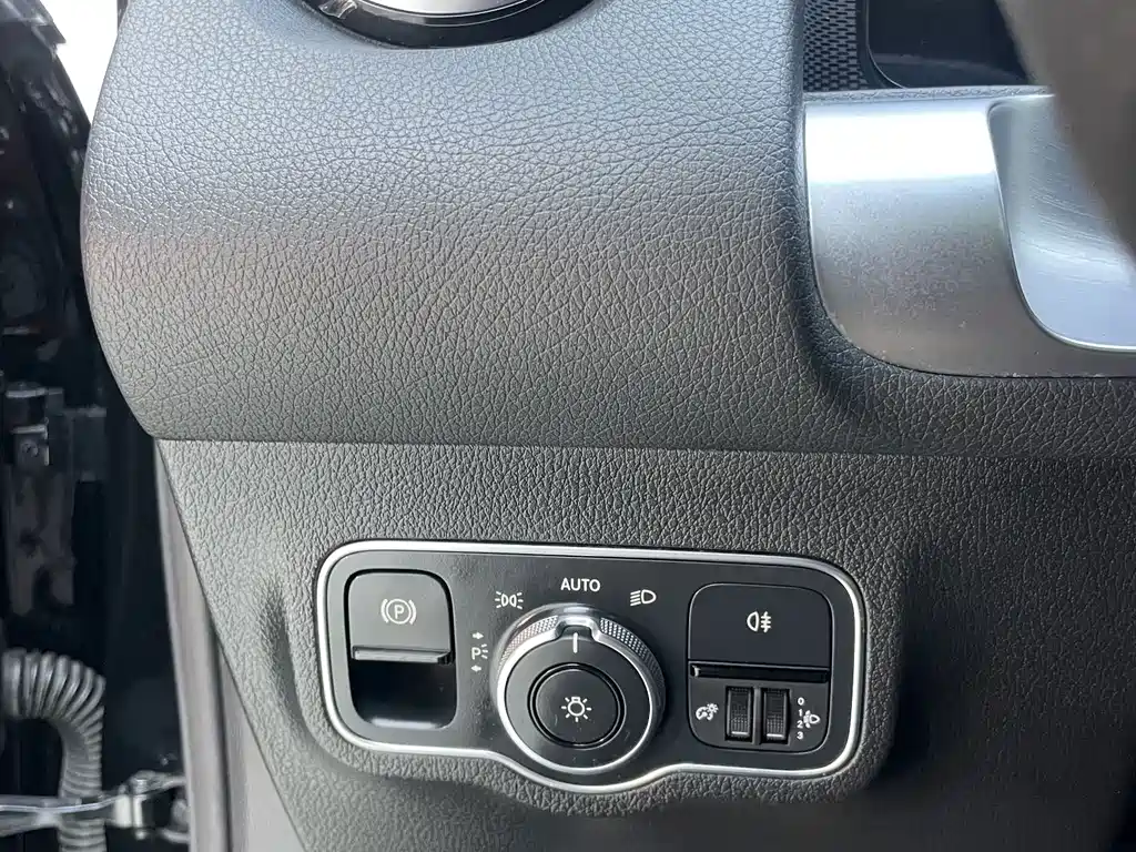 Mercedes-Benz GLB — миниатюра 18