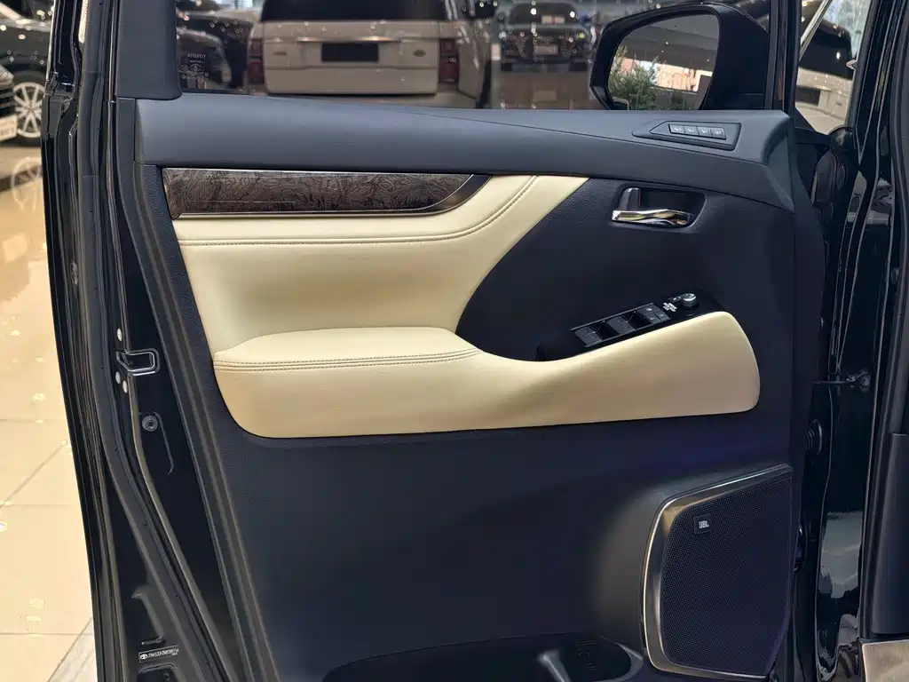 Toyota Vellfire — миниатюра 4