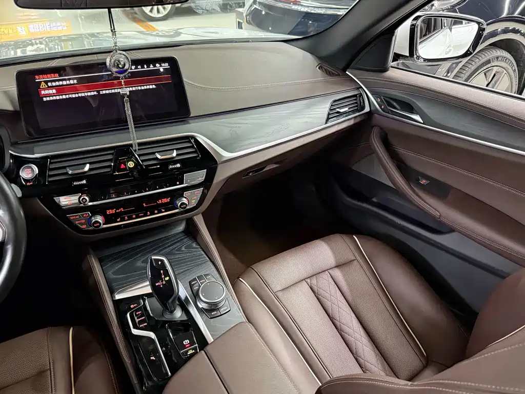 BMW 5 Series — миниатюра 11
