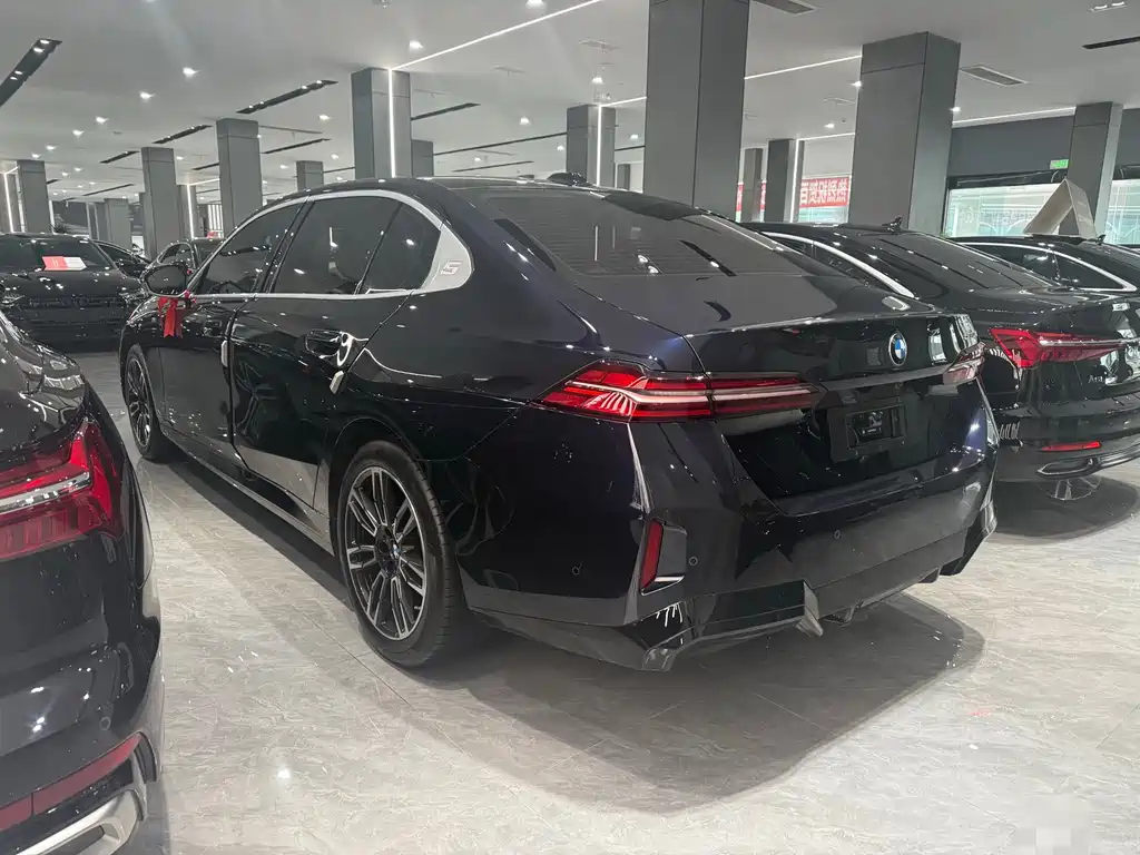 BMW 5 Series — миниатюра 9