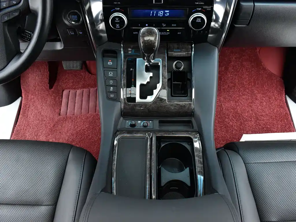 Toyota Alphard — миниатюра 10