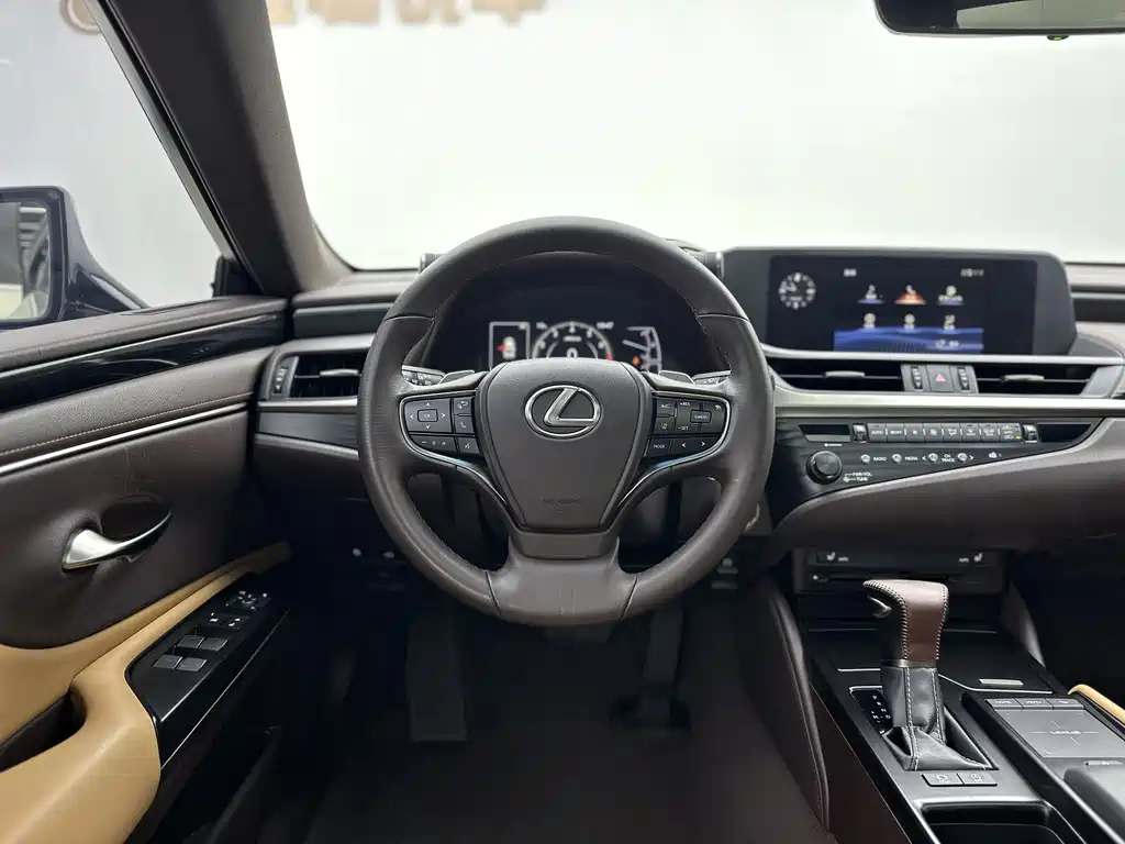 Lexus ES 2020 200