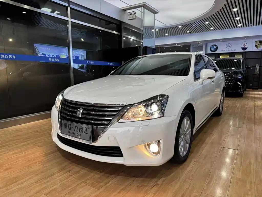 Toyota Crown 2015