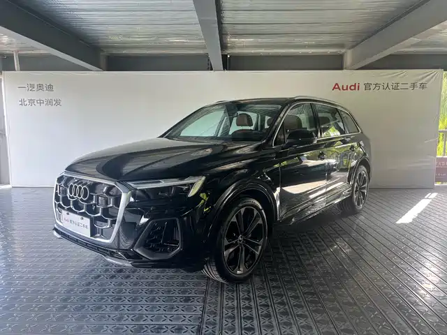 AUDI Q7 2025