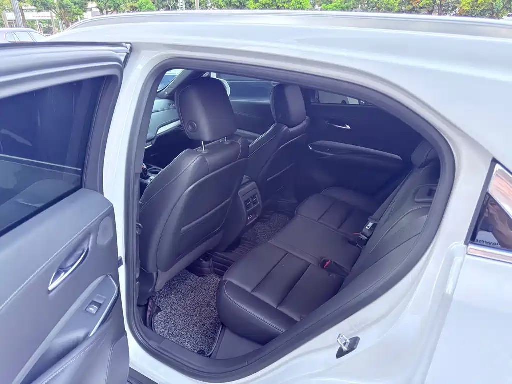Cadillac XT4 — миниатюра 6