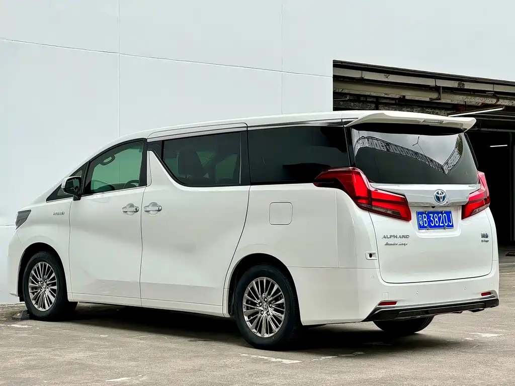 Toyota Alphard — миниатюра 17