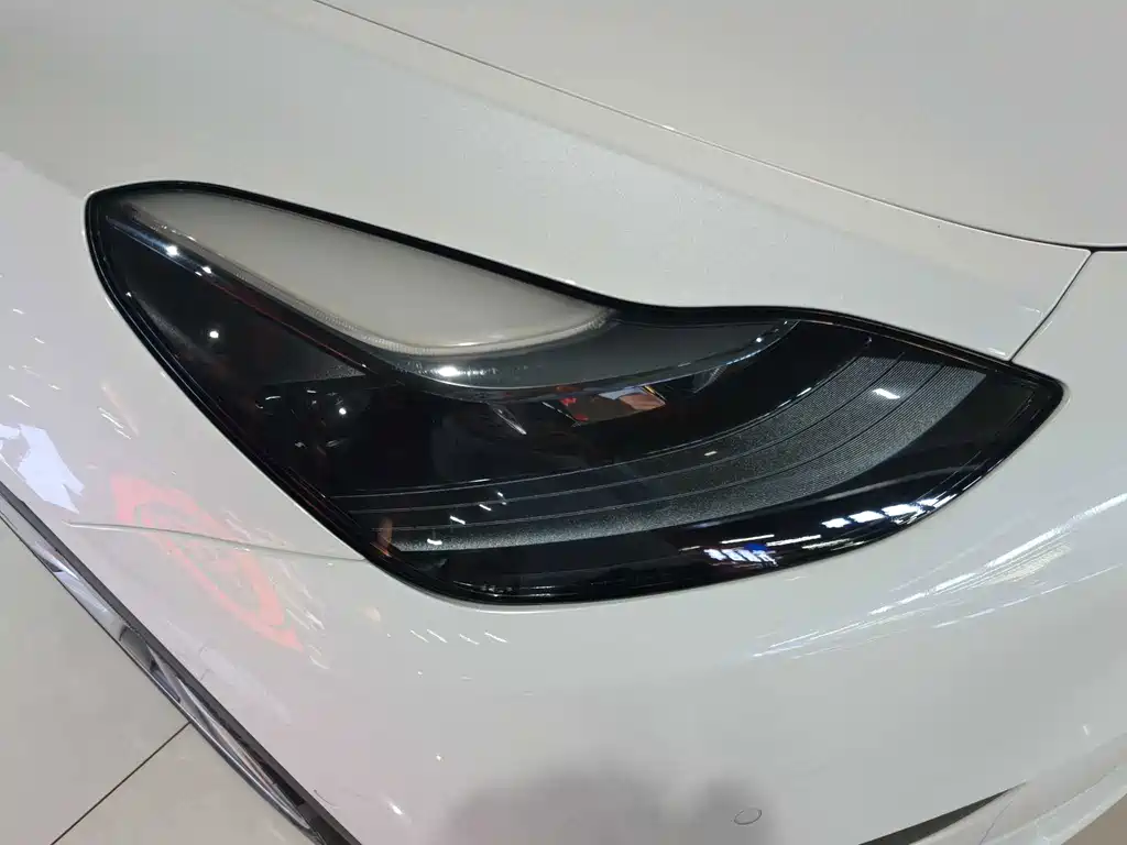 Tesla Model Y — миниатюра 15
