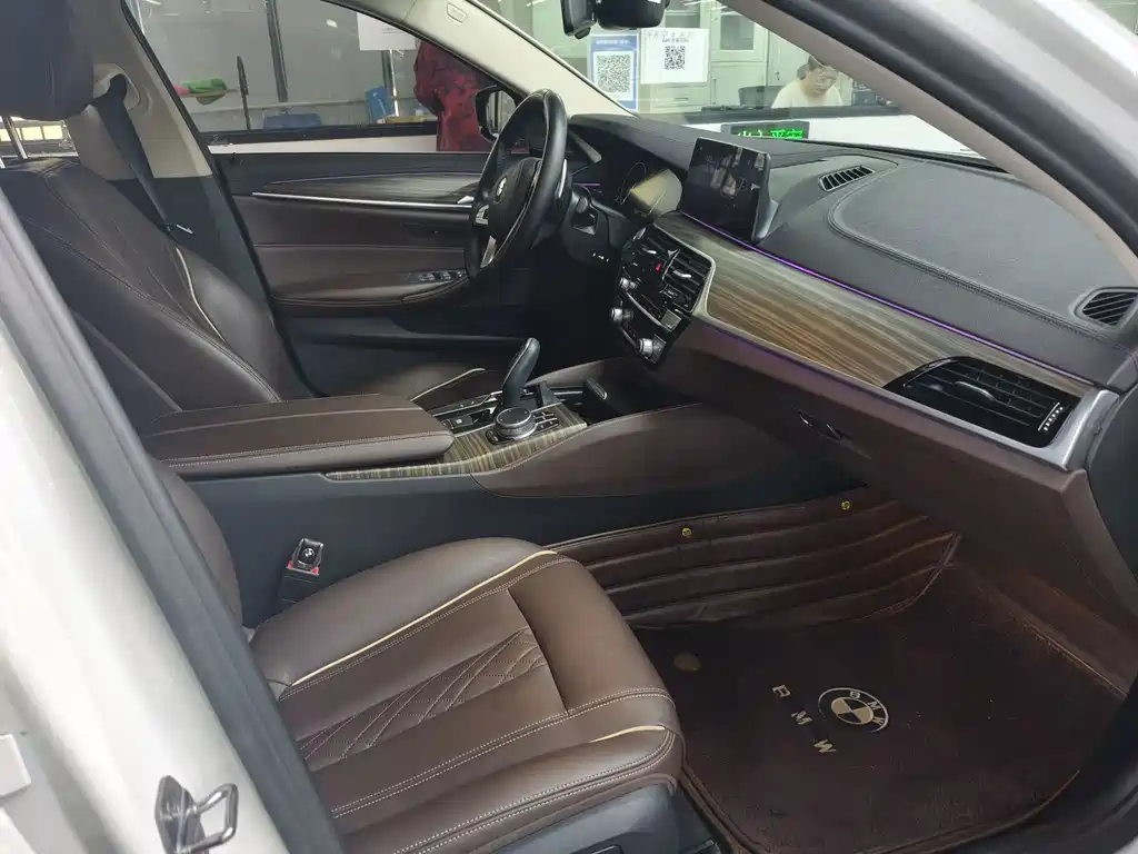 BMW 5 Series — миниатюра 7