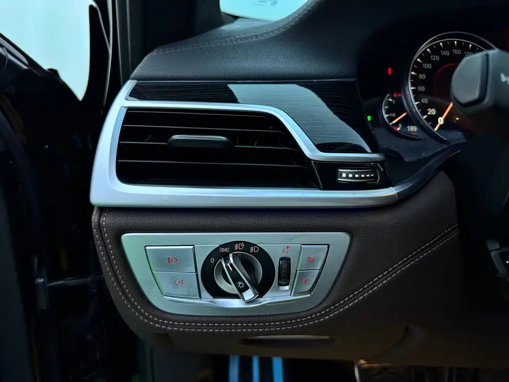 BMW 7 Series — миниатюра 16